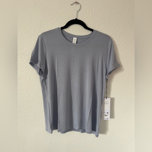 Alo yoga The All Day Short Sleeve in winter frost sz small NWT - Picture 4 of 8